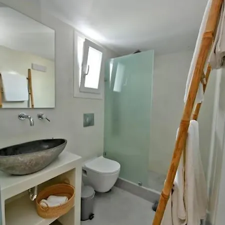 Kleri's 1 Apartamento Tínos